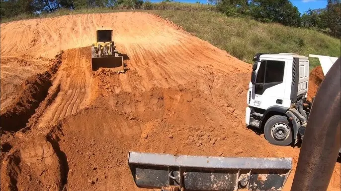 Imagem de serviço de aterro realizado pela equipe Sol Serviços e Transportes