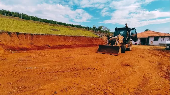 Nivelamento de terreno em processo pela equipe Sol Serviços e Transportes