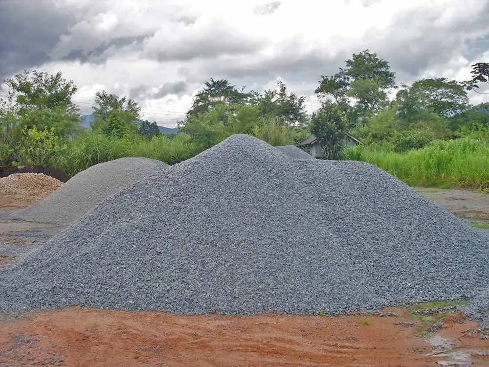 Nivelamento de terreno em processo pela equipe Sol Serviços e Transportes